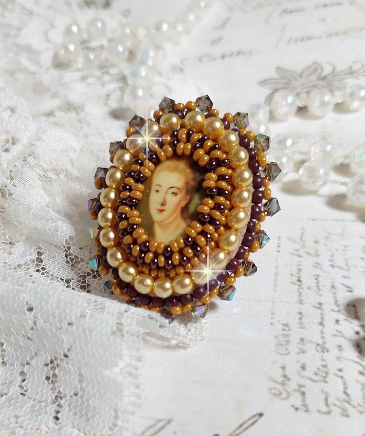 Anel Mme de Pompadour bordado com pérolas, cristal Swarovski, uma sedução muito bonita