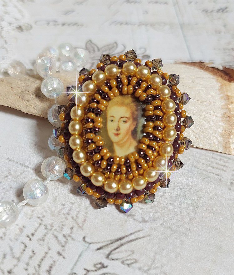 Anel Mme de Pompadour bordado com pérolas, cristal Swarovski, uma sedução muito bonita