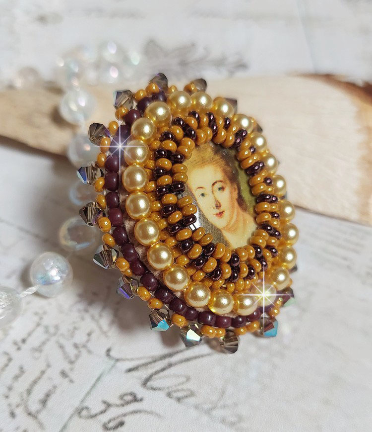 Anel Mme de Pompadour bordado com pérolas, cristal Swarovski, uma sedução muito bonita