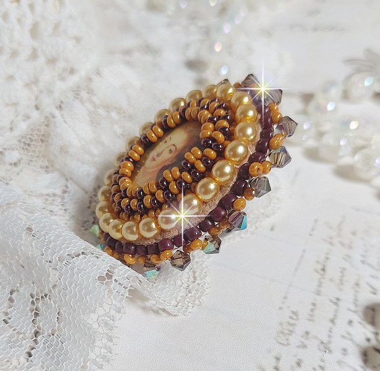 Anel Mme de Pompadour bordado com pérolas, cristal Swarovski, uma sedução muito bonita