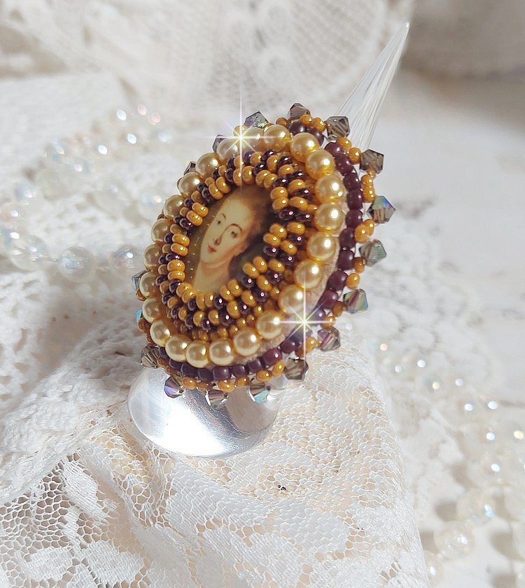 Anel Mme de Pompadour bordado com pérolas, cristal Swarovski, uma sedução muito bonita