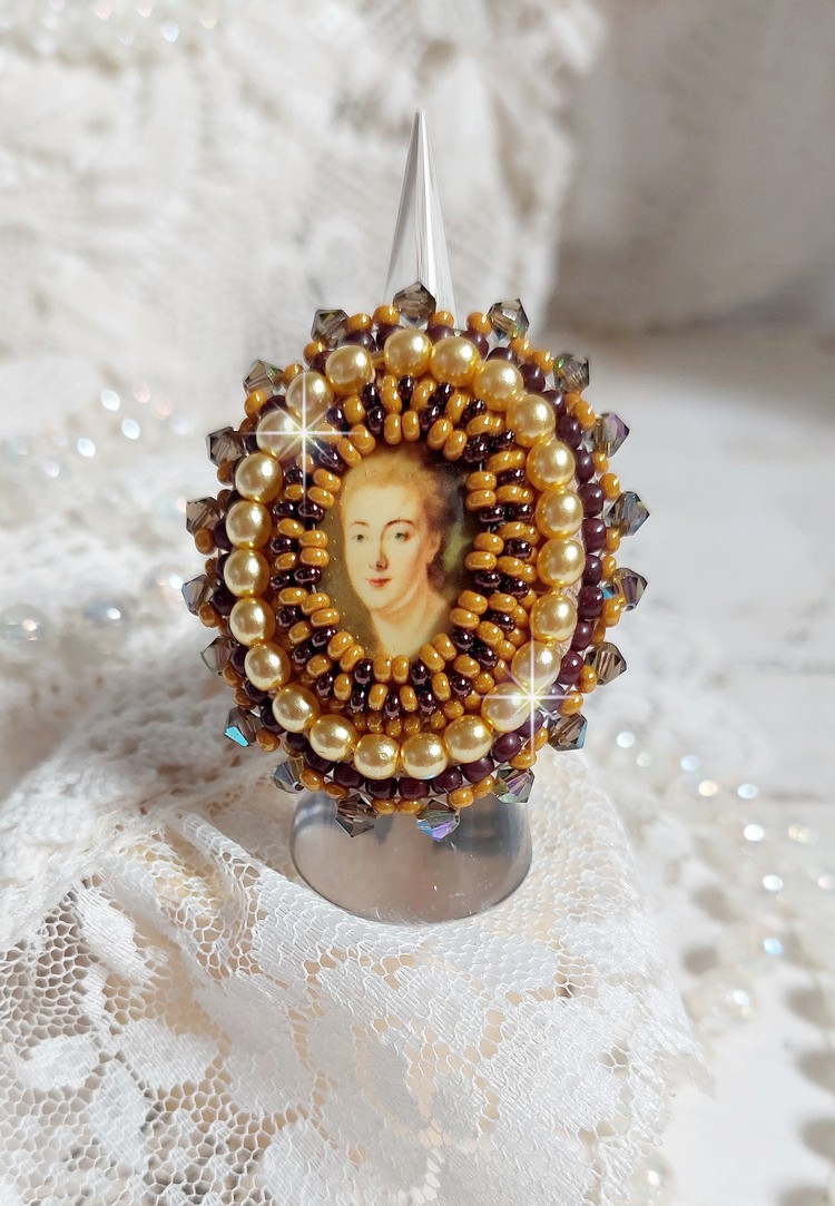 Anel Mme de Pompadour bordado com pérolas, cristal Swarovski, uma sedução muito bonita