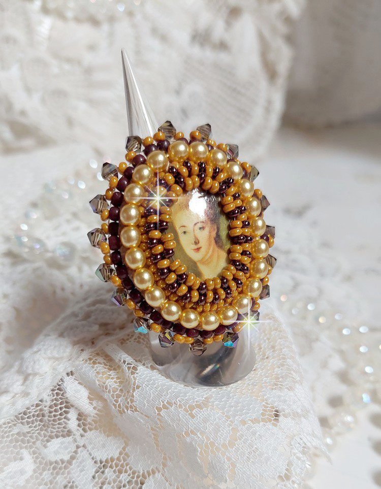 Anel Mme de Pompadour bordado com pérolas, cristal Swarovski, uma sedução muito bonita