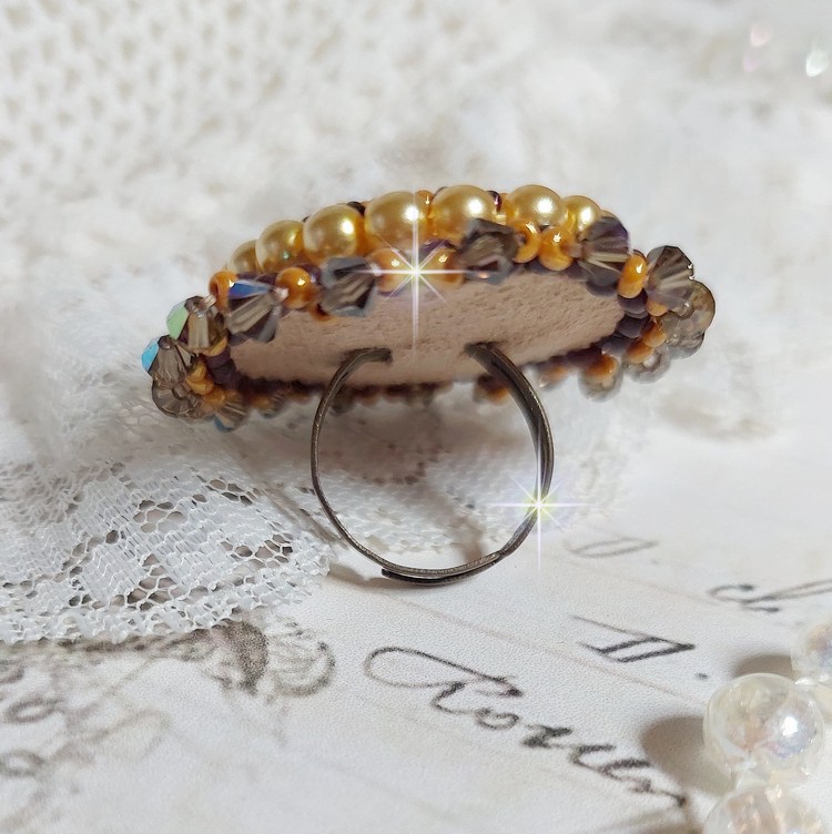 Anel Mme de Pompadour bordado com pérolas, cristal Swarovski, uma sedução muito bonita
