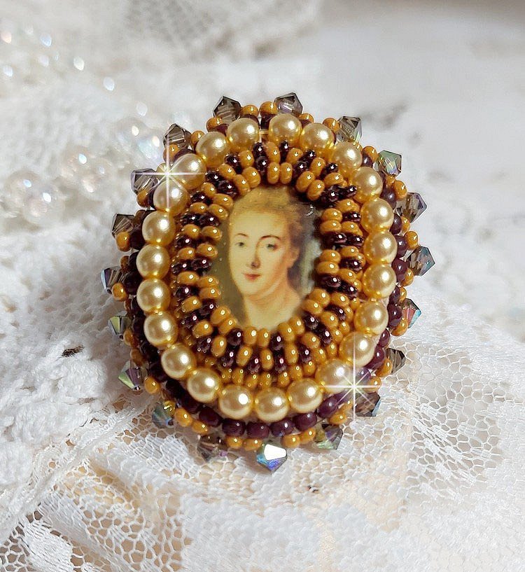 Anel Mme de Pompadour bordado com pérolas, cristal Swarovski, uma sedução muito bonita