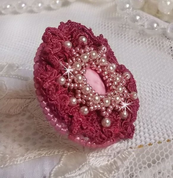 Bague Magnolia brod&eacute;e avec une dentelle bordeaux, un cabochon facett&eacute; Rose et des perles nacr&eacute;es