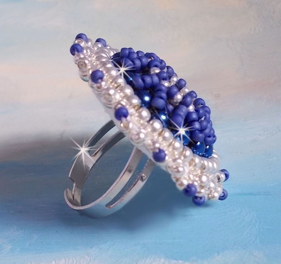 Anel azul marinho bordado com cristal Swarovski, pérolas redondas e pérolas de sementes Miyuki