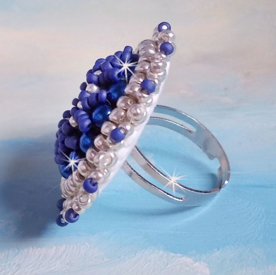 Anel azul marinho bordado com cristal Swarovski, pérolas redondas e pérolas de sementes Miyuki