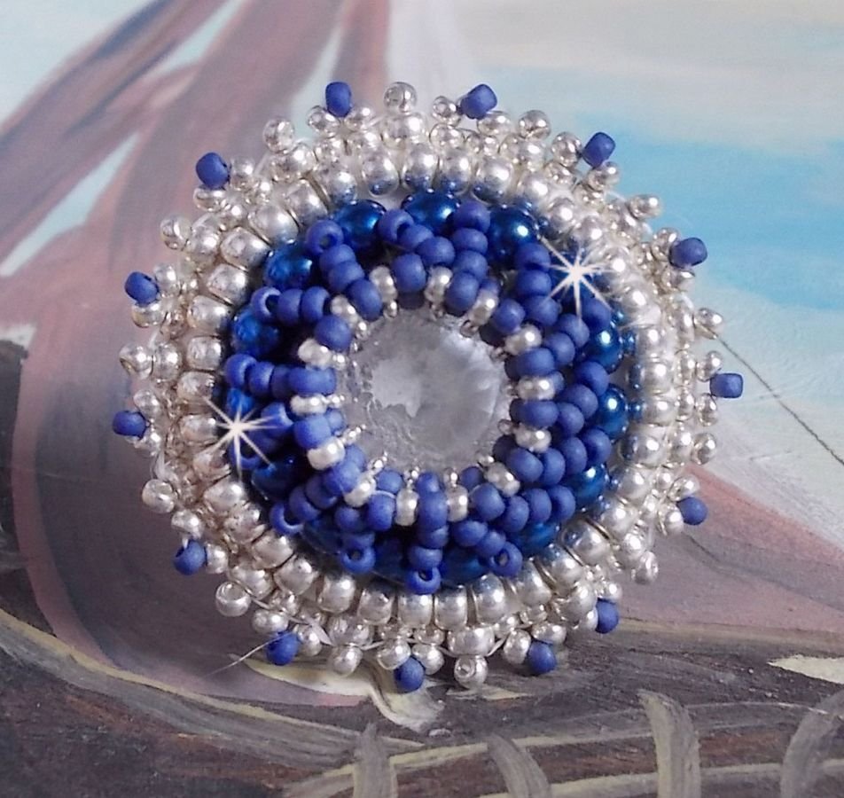 Anel azul marinho bordado com cristal Swarovski, pérolas redondas e pérolas de sementes Miyuki