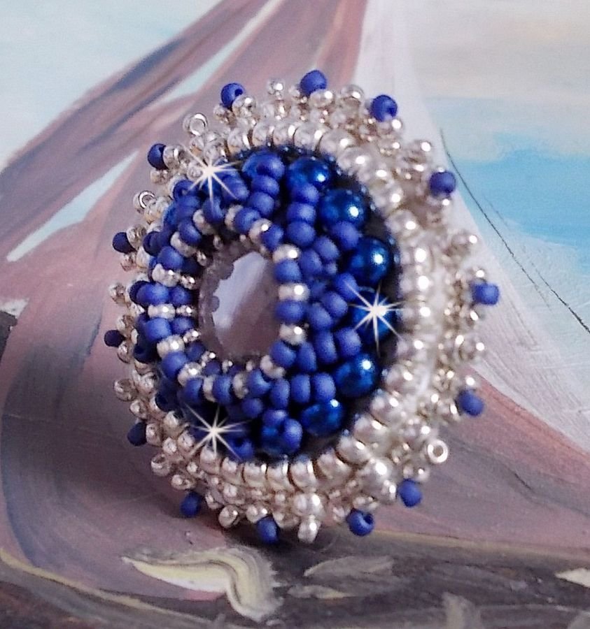 Anel azul marinho bordado com cristal Swarovski, pérolas redondas e pérolas de sementes Miyuki