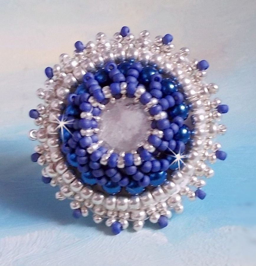Anel azul marinho bordado com cristal Swarovski, pérolas redondas e pérolas de sementes Miyuki