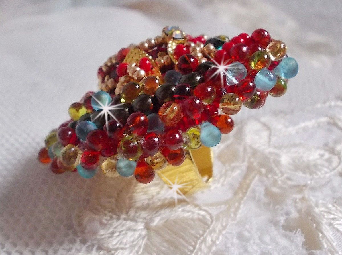 Anel Mia bordado com um cabochon de rubi barroco Vintage asiático e pérolas muito finas.