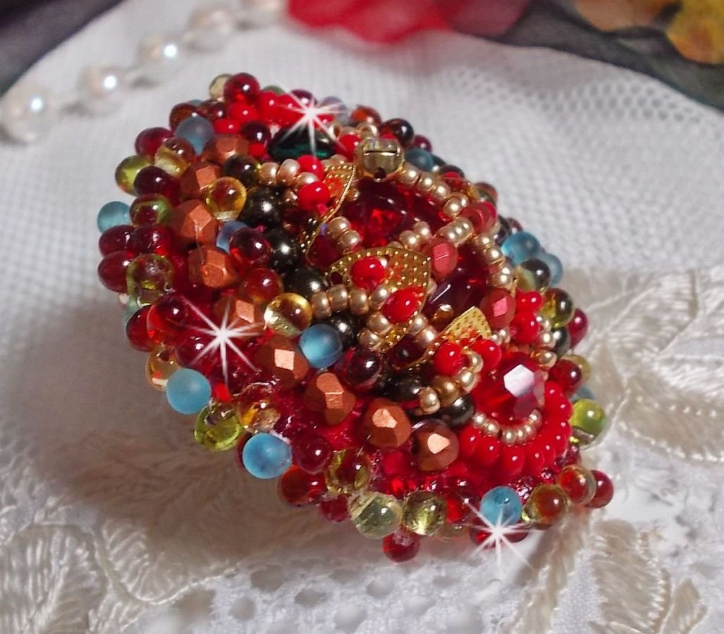 Anel Mia bordado com um cabochon de rubi barroco Vintage asiático e pérolas muito finas.
