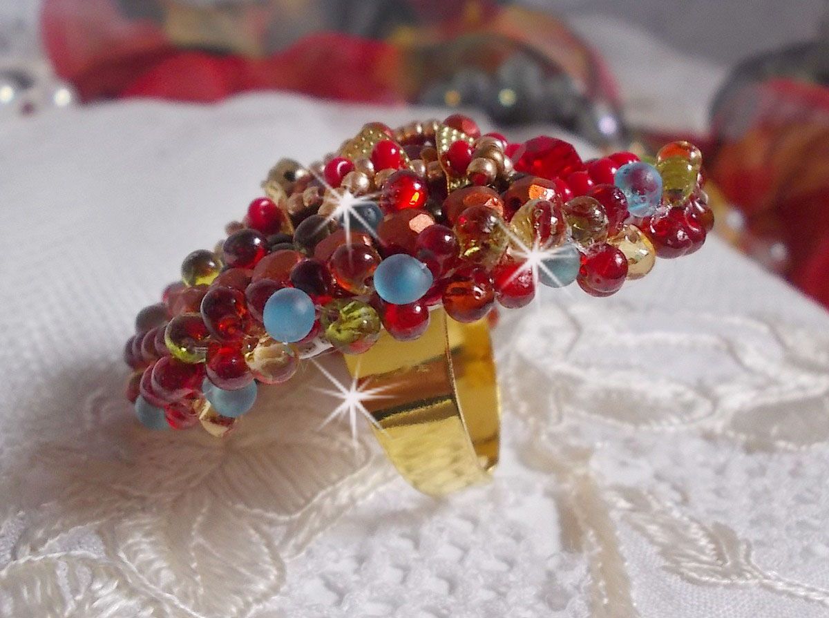 Anel Mia bordado com um cabochon de rubi barroco Vintage asiático e pérolas muito finas.