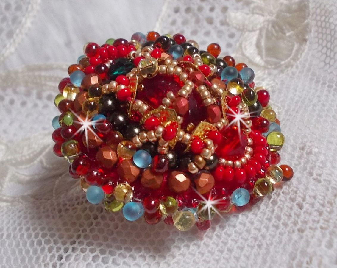 Anel Mia bordado com um cabochon de rubi barroco Vintage asiático e pérolas muito finas.