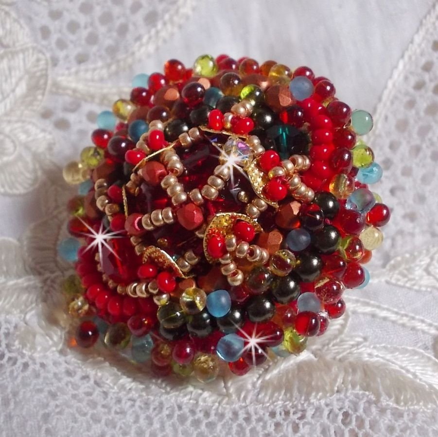 Anel Mia bordado com um cabochon de rubi barroco Vintage asiático e pérolas muito finas.