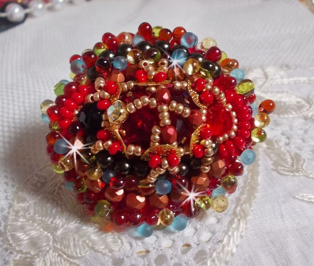 Anel Mia bordado com um cabochon de rubi barroco Vintage asiático e pérolas muito finas.