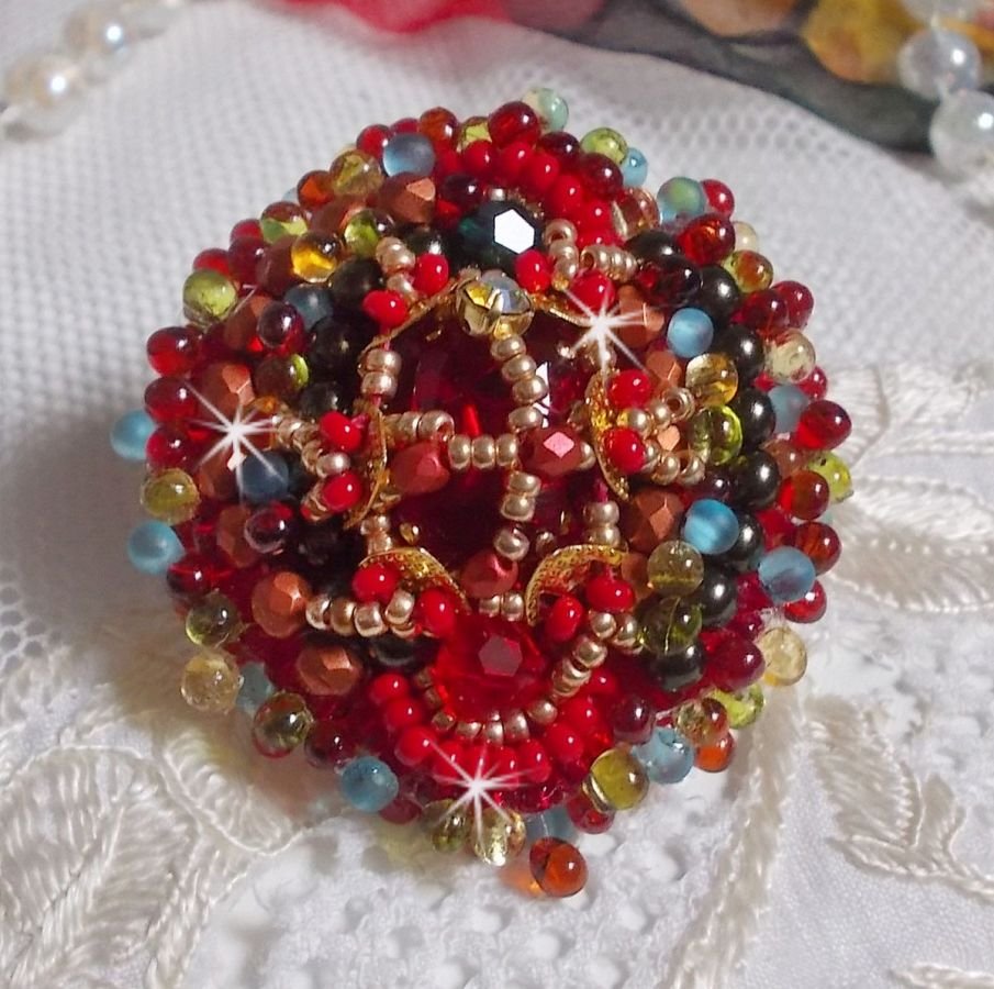 Anel Mia bordado com um cabochon de rubi barroco Vintage asiático e pérolas muito finas.