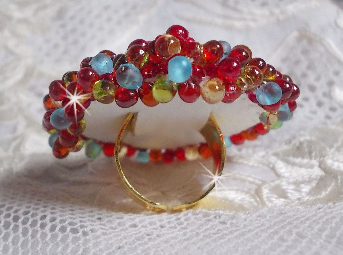 Anel Mia bordado com um cabochon de rubi barroco Vintage asiático e pérolas muito finas.