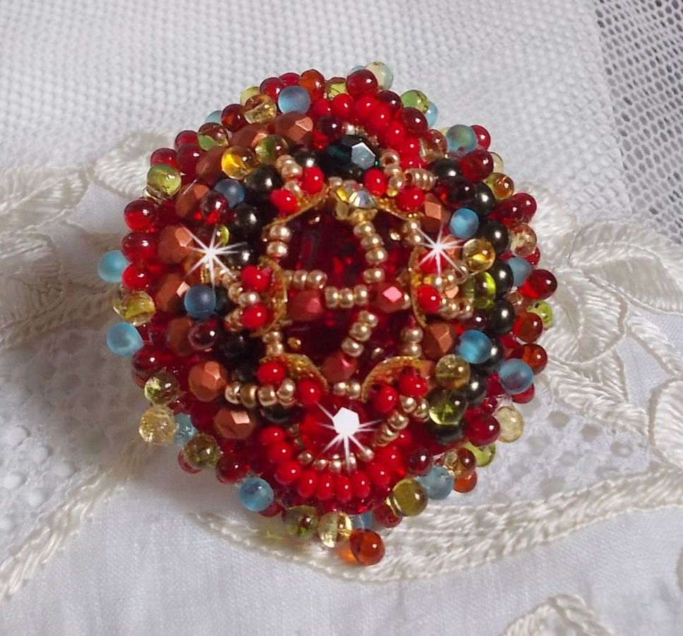 Anel Mia bordado com um cabochon de rubi barroco Vintage asiático e pérolas muito finas.