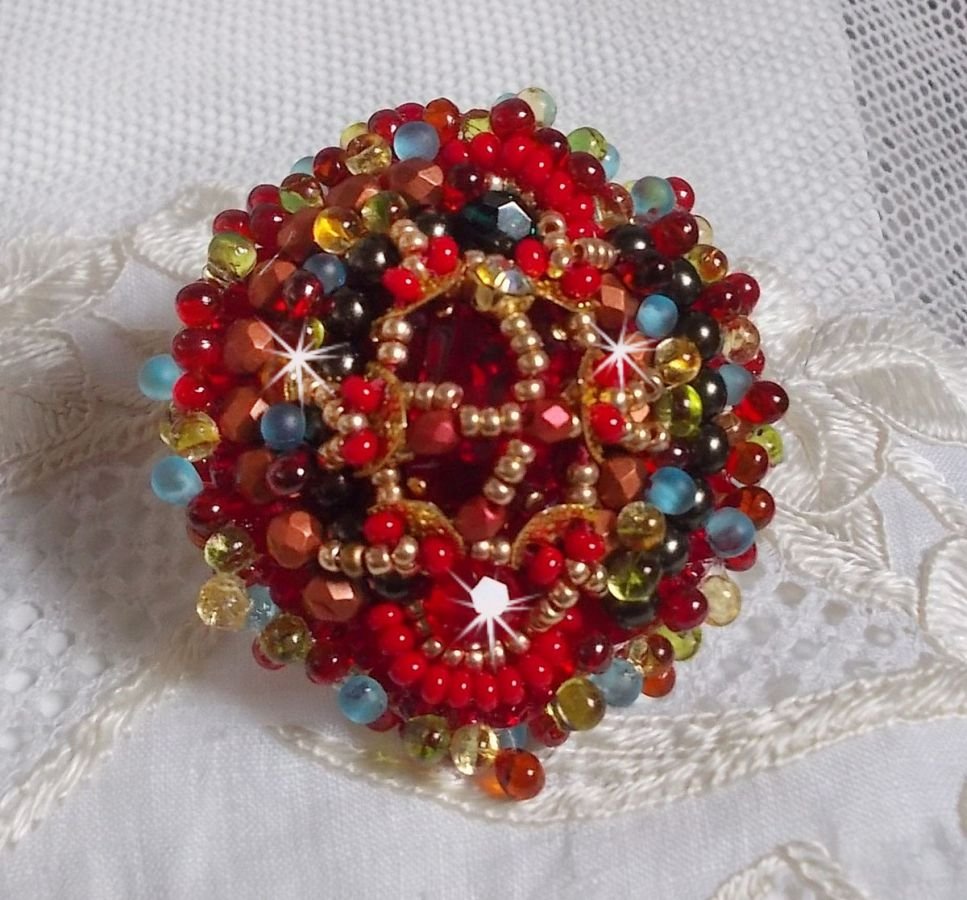 Anel Mia bordado com um cabochon de rubi barroco Vintage asiático e pérolas muito finas.