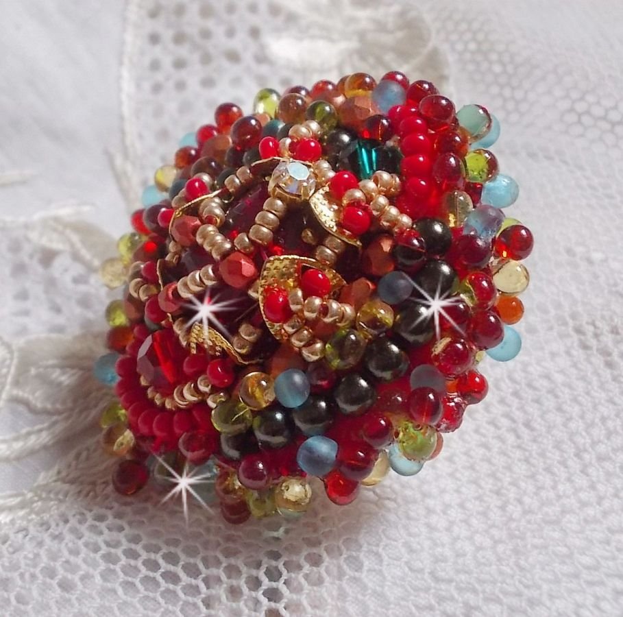 Anel Mia bordado com um cabochon de rubi barroco Vintage asiático e pérolas muito finas.