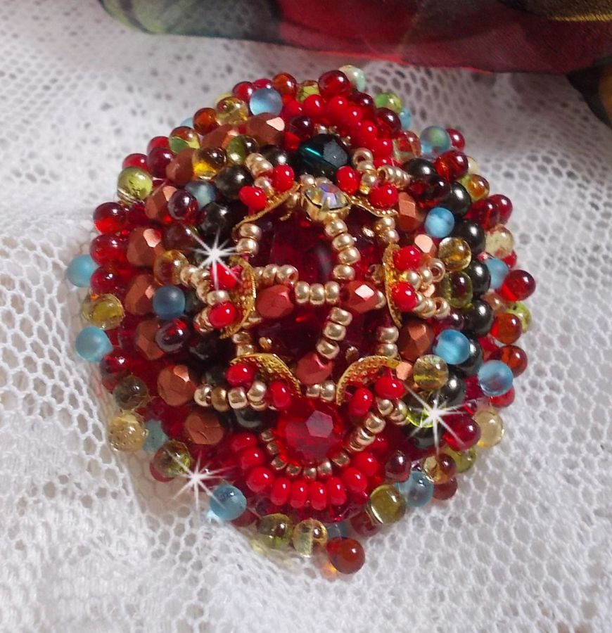 Anel Mia bordado com um cabochon de rubi barroco Vintage asiático e pérolas muito finas.