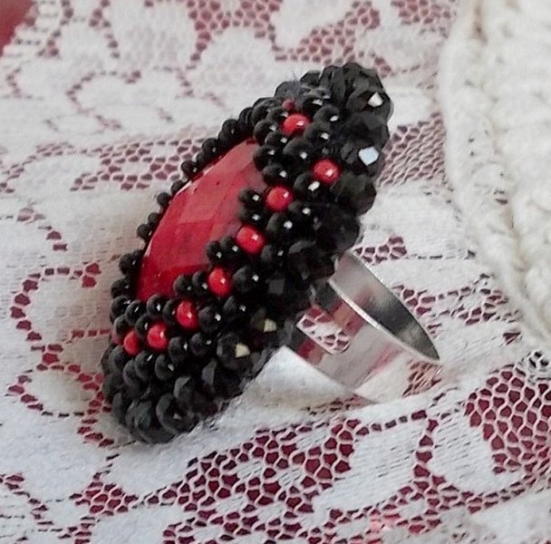 Meia-noite em Paris anel bordado com um cabochon vermelho facetado e pérolas negras redondas