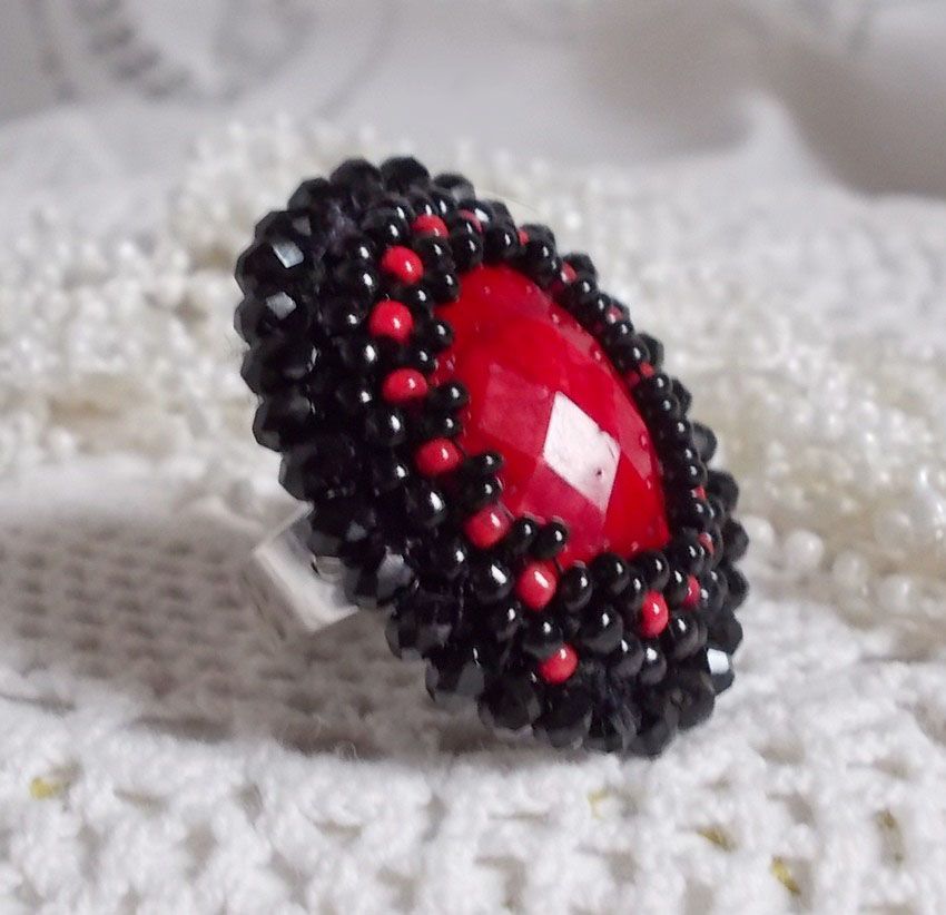 Meia-noite em Paris anel bordado com um cabochon vermelho facetado e pérolas negras redondas