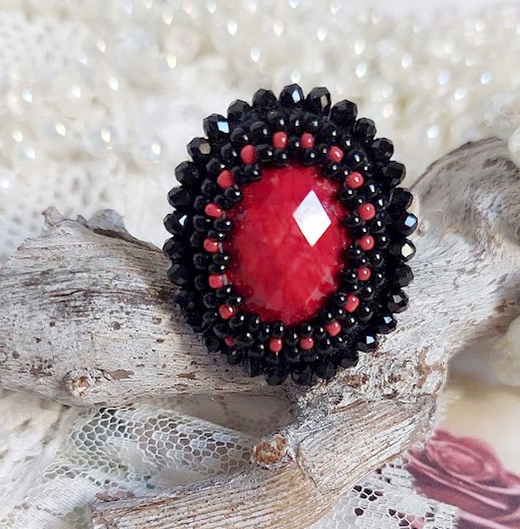 Meia-noite em Paris anel bordado com um cabochon vermelho facetado e pérolas negras redondas