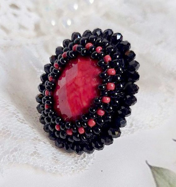 Meia-noite em Paris anel bordado com um cabochon vermelho facetado e pérolas negras redondas