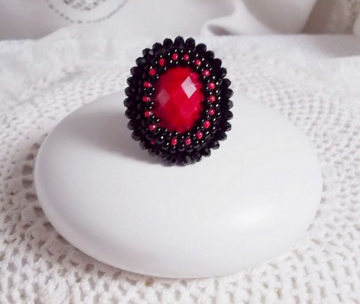 Meia-noite em Paris anel bordado com um cabochon vermelho facetado e pérolas negras redondas