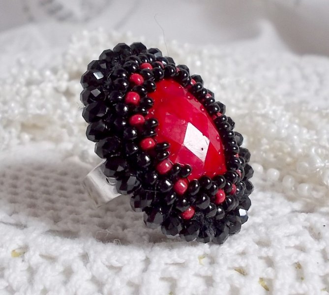 Meia-noite em Paris anel bordado com um cabochon vermelho facetado e pérolas negras redondas