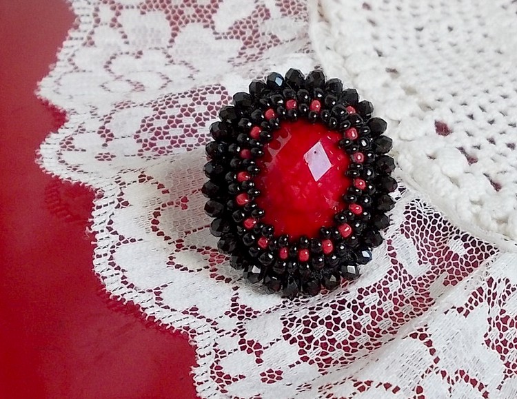 Meia-noite em Paris anel bordado com um cabochon vermelho facetado e pérolas negras redondas