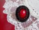 Meia-noite em Paris anel bordado com um cabochon vermelho facetado e pérolas negras redondas