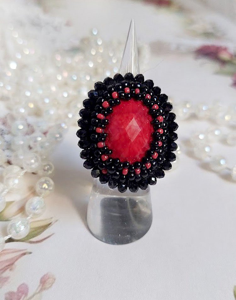 Meia-noite em Paris anel bordado com um cabochon vermelho facetado e pérolas negras redondas
