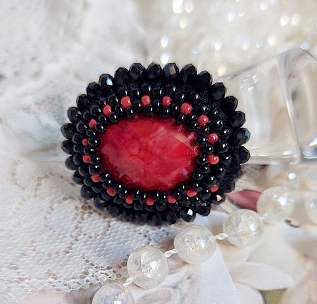 Meia-noite em Paris anel bordado com um cabochon vermelho facetado e pérolas negras redondas