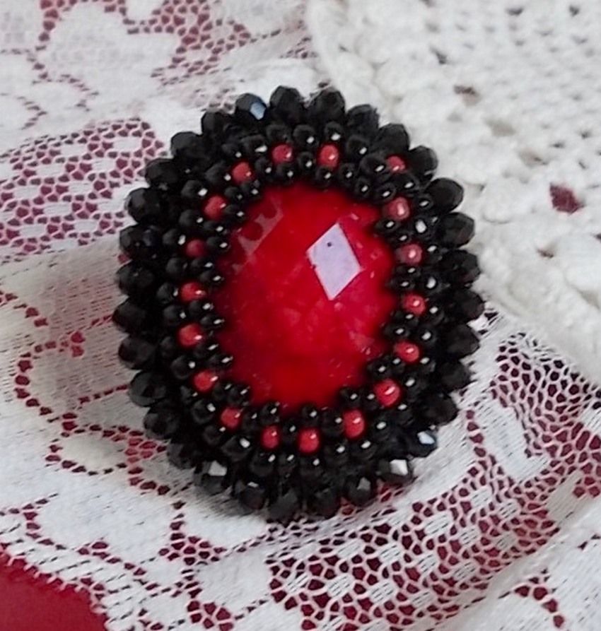 Meia-noite em Paris anel bordado com um cabochon vermelho facetado e pérolas negras redondas