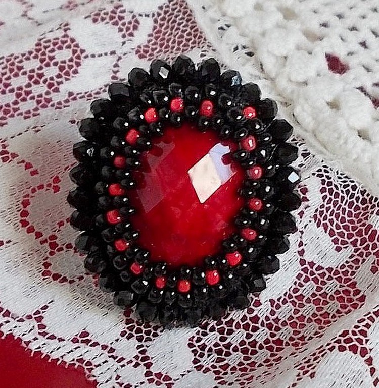 Meia-noite em Paris anel bordado com um cabochon vermelho facetado e pérolas negras redondas