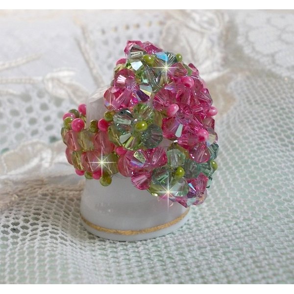 Anel Miss Lady com facetas e tops girat&oacute;rios em cristal Swarovski