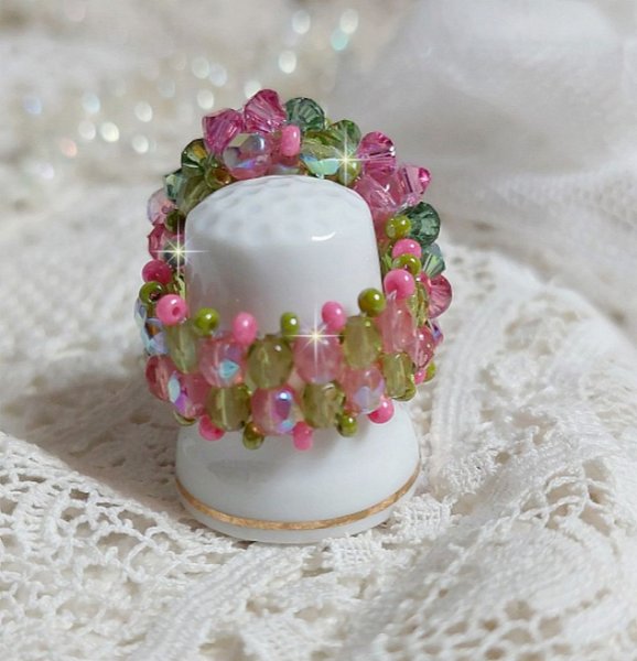 Anel Miss Lady com facetas e tops girat&oacute;rios em cristal Swarovski