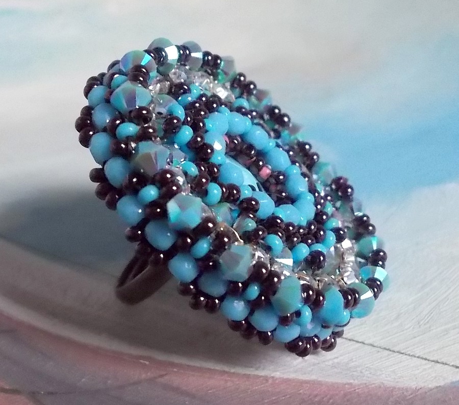 Anel naïade bordado com uma resina azul turquesa e cabochon de cristal, um belo jogo de luz.