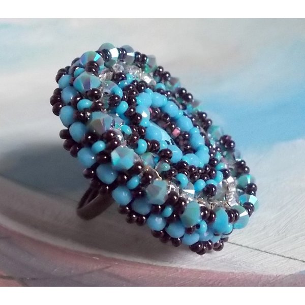 Anel naïade bordado com uma resina azul turquesa e cabochon de cristal, um belo jogo de luz.