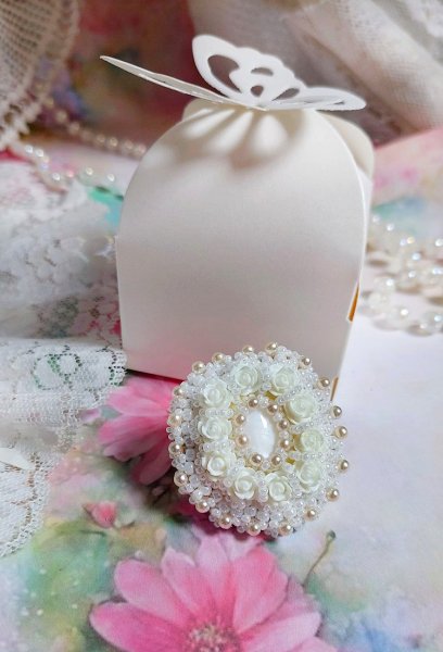 Bague Nuages Blancs brod&eacute;e avec une nacre naturel, roses r&eacute;sines, perles nacr&eacute;es, rocailles verres et bague rhodi&eacute;