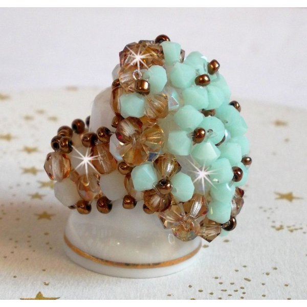 Anel de l&iacute;rio de &aacute;gua com facetas de cristal Swarovski e fiadeiras