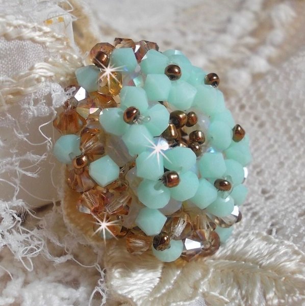 Anel de l&iacute;rio de &aacute;gua com facetas de cristal Swarovski e fiadeiras