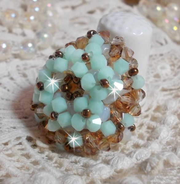 Anel de l&iacute;rio de &aacute;gua com facetas de cristal Swarovski e fiadeiras