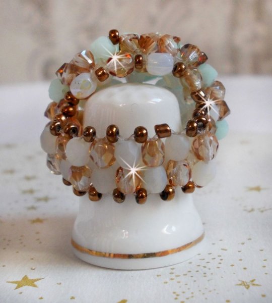 Anel de l&iacute;rio de &aacute;gua com facetas de cristal Swarovski e fiadeiras