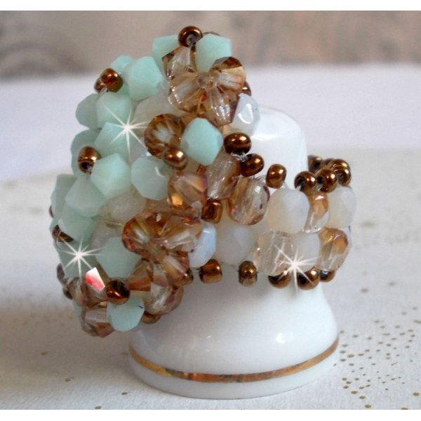 Anel de l&iacute;rio de &aacute;gua com facetas de cristal Swarovski e fiadeiras