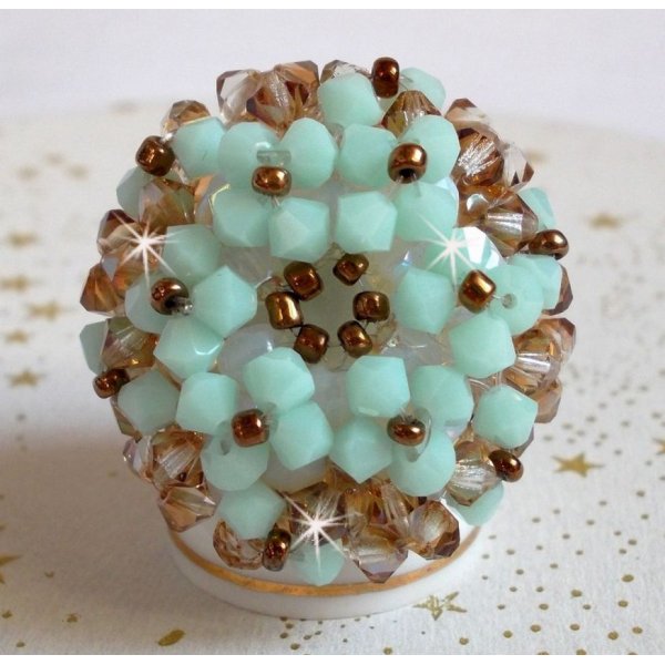 Anel de l&iacute;rio de &aacute;gua com facetas de cristal Swarovski e fiadeiras